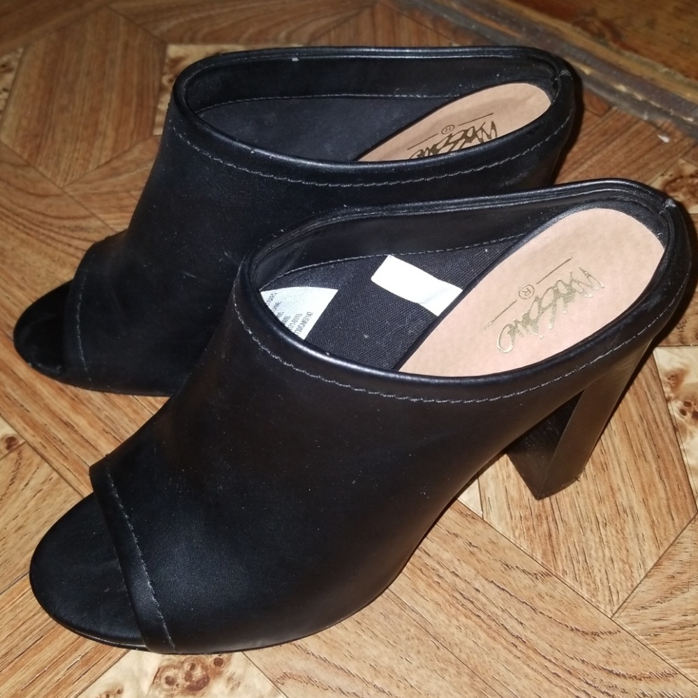 Mossimo black peep toe mules